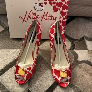 Hello Kitty Luisa Red Heart print platform heels, size 9